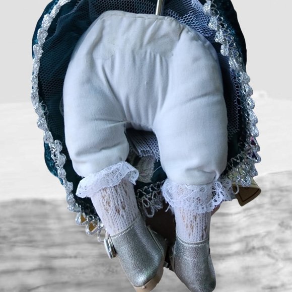 1990's "JEWEL" Vintage PORCELAIN Wind up Doll - Picture 6 of 10